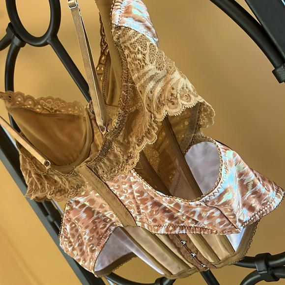 OUT FROM UNDER Urban Outfitters Modern Love Supernova Corset - Picture 3 of 12